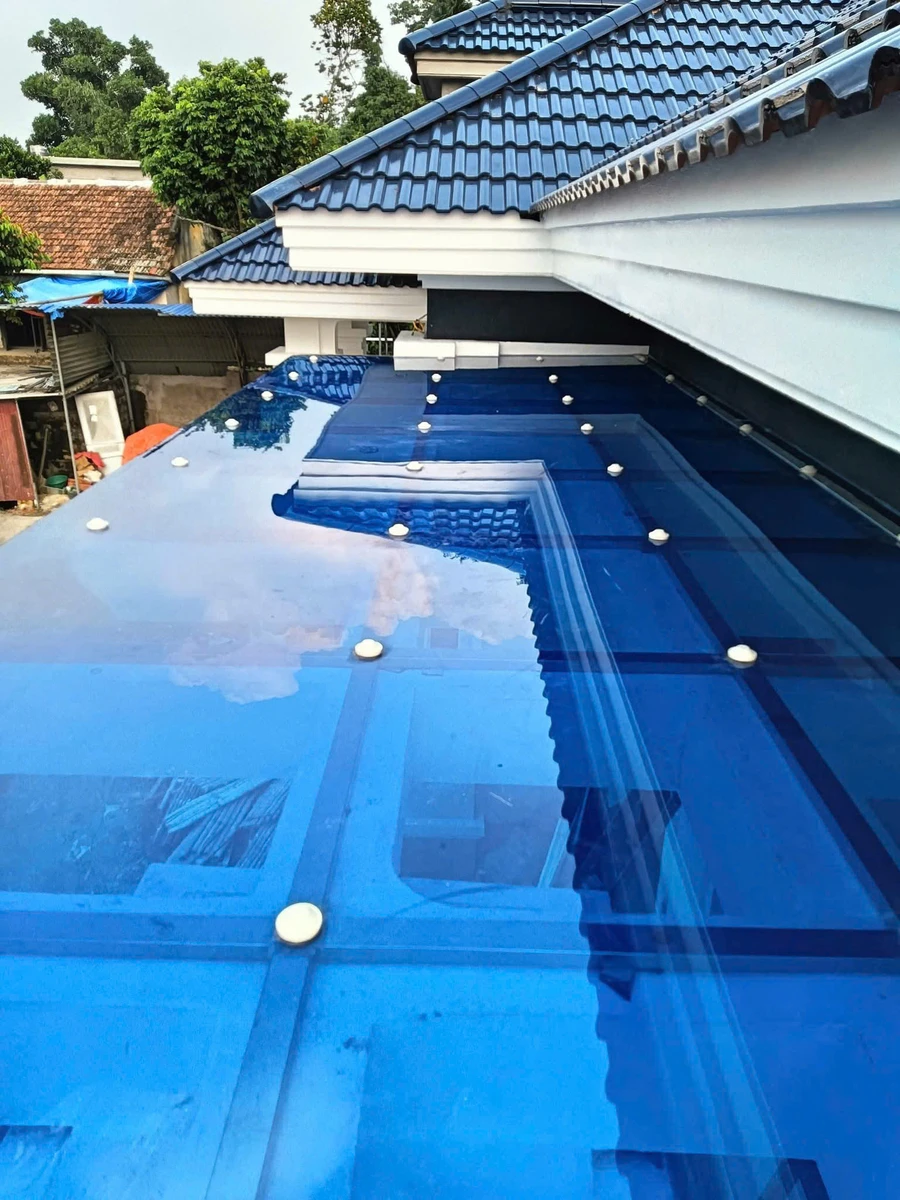 mai-che-su-dung-tam-polycarbonate-05 Mái che sử dụng tấm nhựa Polycarbonate